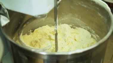 Kurabiye imalatında ekmek pişirmek için hamuru profesyonel yoğurucu sarmal makinesiyle karıştırmak 