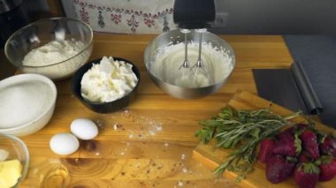 Beyaz kremayı kaseye karıştırmak, motor mikseriyle karıştırmak kek pişirmek, kek pişirmek, krem şanti karıştırmak, tatlı yemek hazırlamak, krema pişirme aletleri yapmak, mutfak ekipmanları.