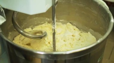 Kurabiye imalatında ekmek pişirmek için hamuru profesyonel yoğurucu sarmal makinesiyle karıştırmak
