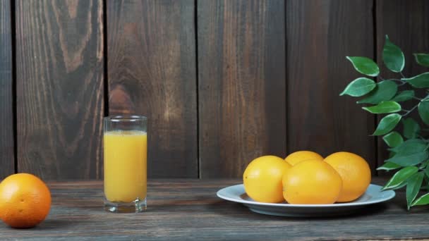 Frisch Gepresster Orangensaft Einem Glas Auf Einem Hölzernen Hintergrund Auspressen — Stockvideo