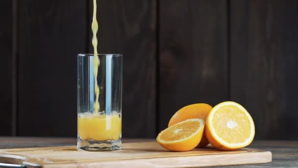 Vers Geperst Sinaasappelsap Een Glas Giet Jus Orange Een Houten — Stockvideo