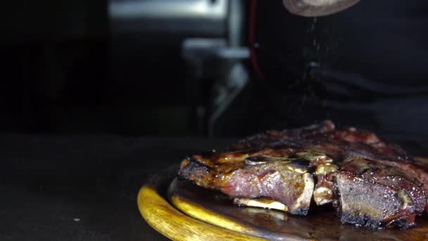 Smažený Steak Grilu Leží Dřevěném Prkénku Zeleninou — Stock video