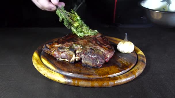 Gebratenes Steak Auf Dem Grill Liegt Auf Einem Holzbrett Mit — Stockvideo