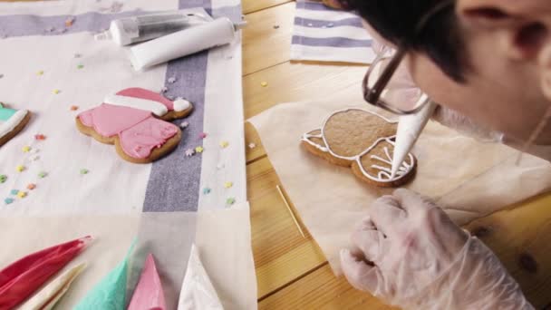 Chica Preparando Galletas Jengibre Para Navidad — Vídeos de Stock