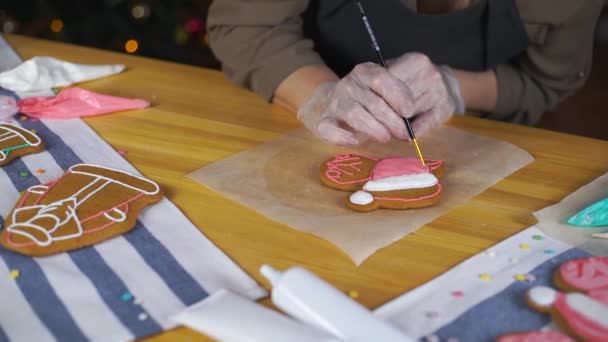 Κορίτσι Προετοιμάζει Μελόψωμο Cookies Για Χριστούγεννα — Αρχείο Βίντεο