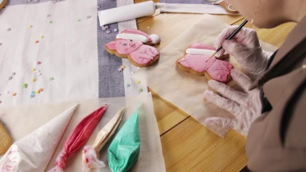 Mädchen Bereitet Lebkuchen Für Weihnachten Vor — Stockvideo