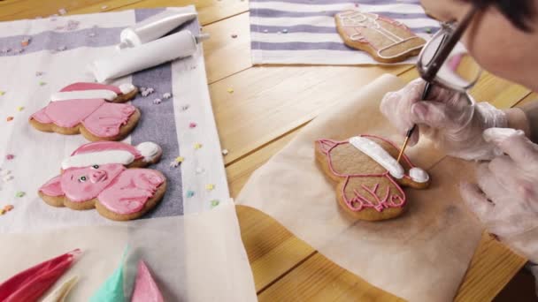 Menina Preparando Biscoitos Gengibre Para Natal — Vídeo de Stock