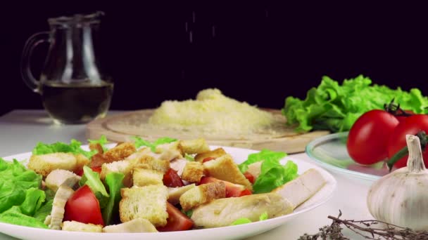 Geriebener Parmesan Fällt Zeitlupe Auf Kaisersalat — Stockvideo