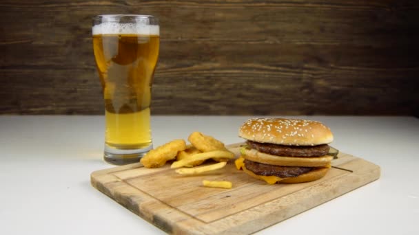 汉堡配啤酒和炸薯条 — 图库视频影像