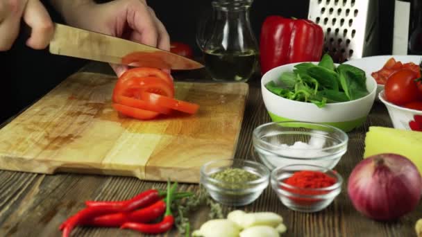 Nóż Kawałki Pomidorów Desce — Wideo stockowe