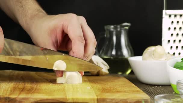 Mans Ręce Siekanie Krojenie Grzyby Champignon Paris Warzywa Kuchni Zbliżenie — Wideo stockowe