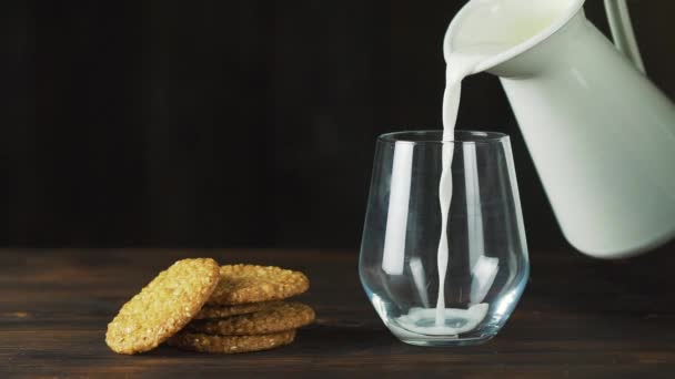 牛乳は健康的な食事のための食事のための理想的な遅いペースでガラスに注ぎ込まれ 薬のコンセプトとして使用することができますダイエットフィットネス炭水化物 — ストック動画