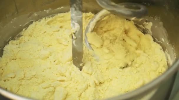 面包烘焙用面团与专业的揉碎机在饼干生产中的混合 — 图库视频影像
