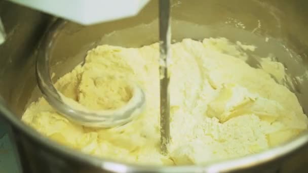 Змішування Тіста Випічки Хліба Професійною Спіральною Машиною Замісу Виробництві Печива — стокове відео