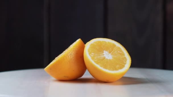 Pomarańcze Drewnianym Stole — Wideo stockowe