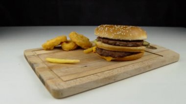 Yavaş hareket eden patates kızartmaları masaya düşer.