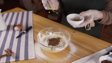 kadın Gingerbread çerezleri Noel için hazırlanıyor 