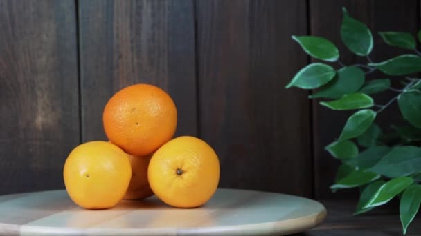 Naranjas Mesa Madera — Vídeos de Stock