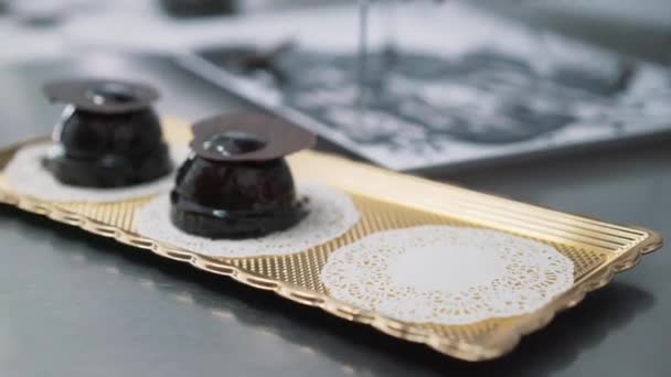 溶かしたチョコレートをおいしいブラウニーに注ぐホットココアケーキの上の釉薬の流れ液体おいしい甘いデザート料理 — ストック動画