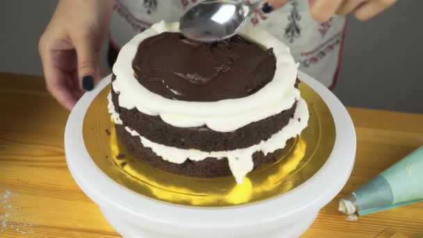 Versando Glassa Sulla Torta Rendendo Serie Torta Strato Cioccolato — Video Stock