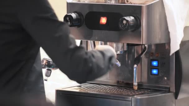 Förbereda Koppar Espresso Upptagen Coffee Shop — Stockvideo