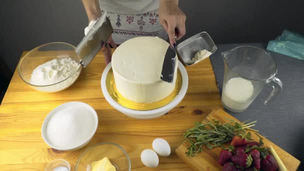 Boter Crème Taart Zetten Door Hand Met Spatel — Stockvideo