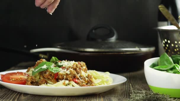 Mettre Fromage Parmesan Sur Tournage Spaghettis Avec Caméra Haute Vitesse — Video