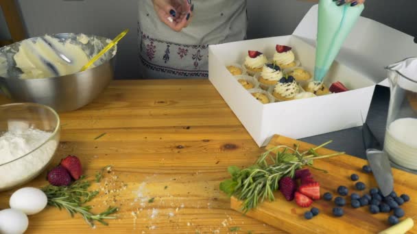 Set Diversi Deliziosi Cupcake Una Scatola Carta — Video Stock