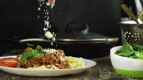 Zetten Parmezaanse Kaas Spaghetti Schieten Met Hoge Snelheid Camera Fantoom — Stockvideo