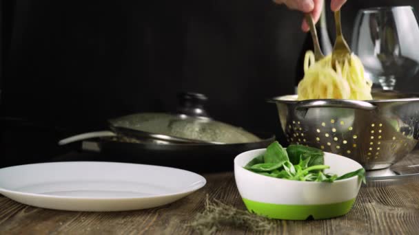 Spaghetti Der Pfanne Mit Aufsteigendem Dampf — Stockvideo