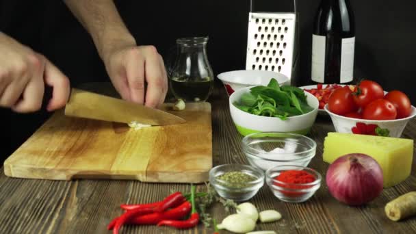 Chef Snijdt Knoflookmes Snijplank Knoflook Snel Snijden Van Groenten Knoflook — Stockvideo