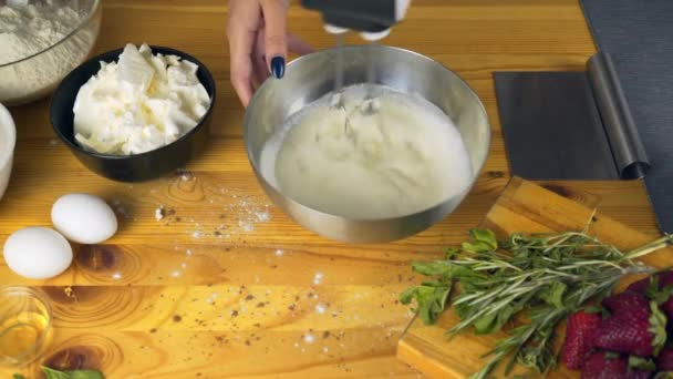 Eiweiß Verquirlen Und Zucker Hinzufügen Teig Für Torte Mit Buttercreme — Stockvideo