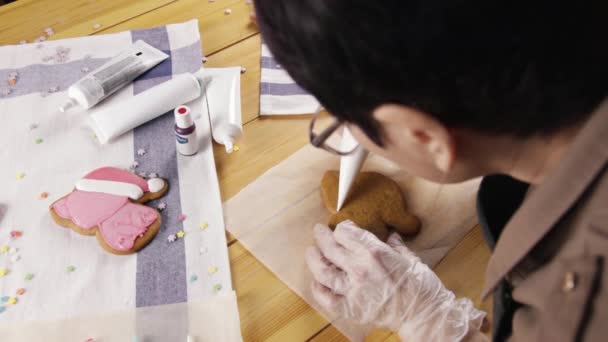 Frau Bereitet Lebkuchen Für Weihnachten Vor — Stockvideo