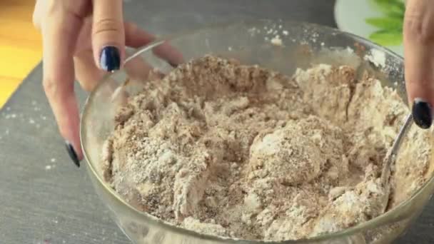 Mulher Com Livro Receitas Preparar Bolo Cozinha — Vídeo de Stock