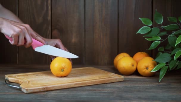 Femmes Mains Coupant Orange Frais Sur Cuisine — Video
