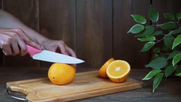 Mãos Femininas Cortando Laranja Fresca Cozinha — Vídeo de Stock