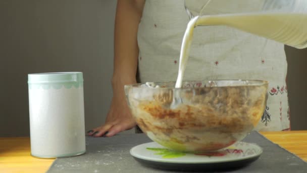 准备在厨房里的蛋糕的食谱的女人 — 图库视频影像