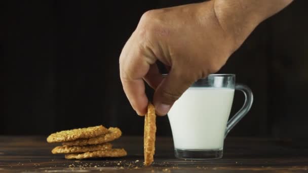 Jovem Brincando Com Biscoitos Mesa — Vídeo de Stock