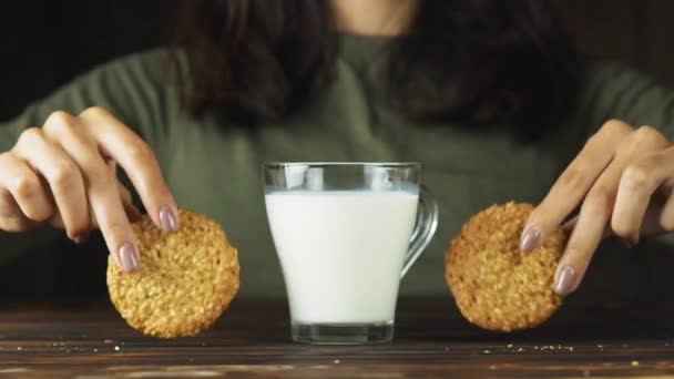 Mladá Žena Cookies Stůl — Stock video