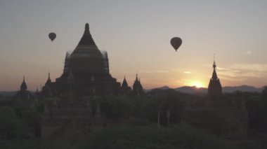 Bagan stupas pagodas Antik şehir Burma Myanmar Gündoğumu Sıcak hava balonları 