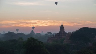 Bagan stupas pagodas Antik şehir Burma myanmar gündoğumu zaman aşımına uğramış sıcak hava balonları