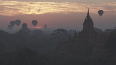 Bagan stupas pagodas Antik şehir Burma Myanmar Gündoğumu Sıcak hava balonları