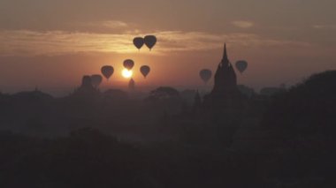 Bagan stupas pagodas Antik şehir Burma Myanmar Gündoğumu Sıcak hava balonları 