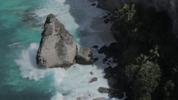 在海滩悬崖上的巴里努沙半岛水波清澈的蓝色水波 — 图库视频影像