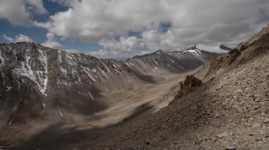 Ladakh Hindistan himalaya dağı Khardung la dağ bulutları zaman aşımına uğradı