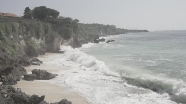 巨大的海浪以超慢的速度在海滩上冲撞 — 图库视频影像