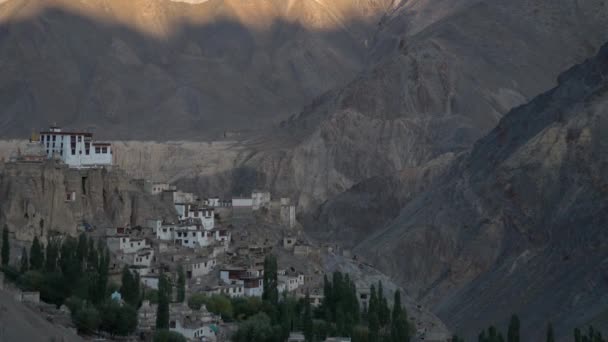 ラダックインドヒマラヤ山ラマユル修道院影の動き日没 — ストック動画