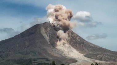 Sinabung Dağı volkan patlaması sumatra endonezya piroklastik akış zaman aşımı