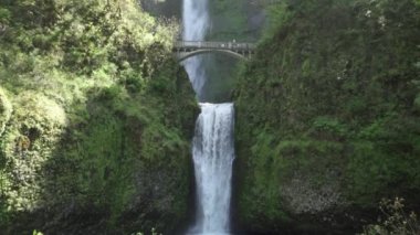 Oregon Multnomah ağır çekimde düşüyor