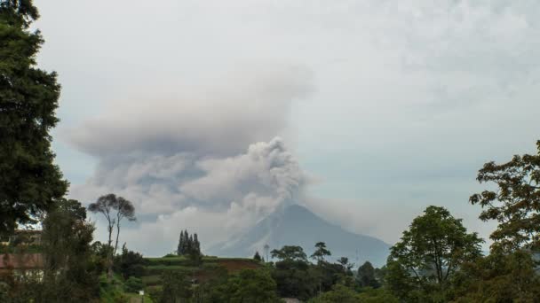 mont sinabung éruption volcanique sumatra indonesia écoulement pyroclastique laps de temps 